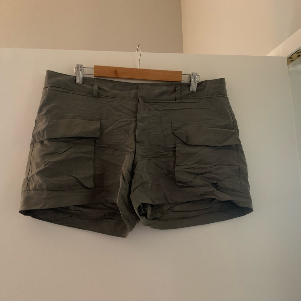 Gap size 12 olive green shorts